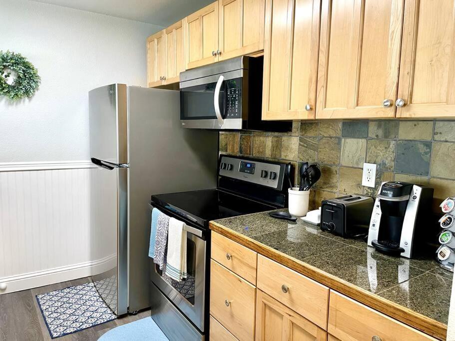 Casa Bella Homes - Floor 2-br 1 Bath Condo, Centrally Located Apartment *